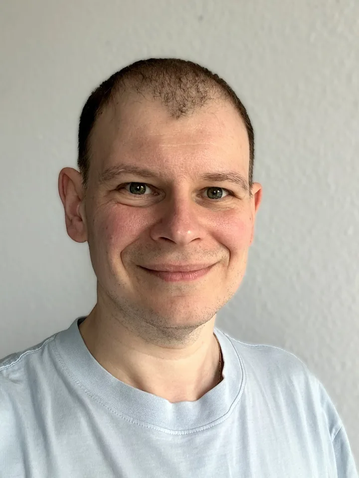 Pawel Cebula, lächelnd, im hellblauen T-Shirt